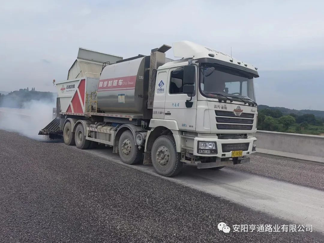 黎霍項目二標(biāo)橋面橡膠瀝青防水碎石封層試驗段圓 滿成功